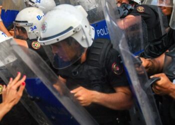 gezi yildonumunde gazetecilere saldiran polislere sorusturma