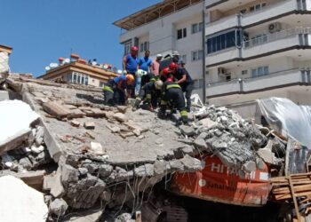 Ağır hasarlı binanın üstüne yıkıldığı kepçe operatörü hayatını kaybetti