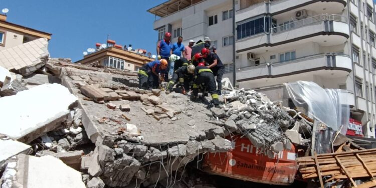 Ağır hasarlı binanın üstüne yıkıldığı kepçe operatörü hayatını kaybetti