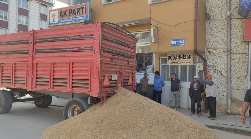 Konya'da buğdayını TMO'ya veremeyen çiftçi, ürününü AKP binası önüne döktü