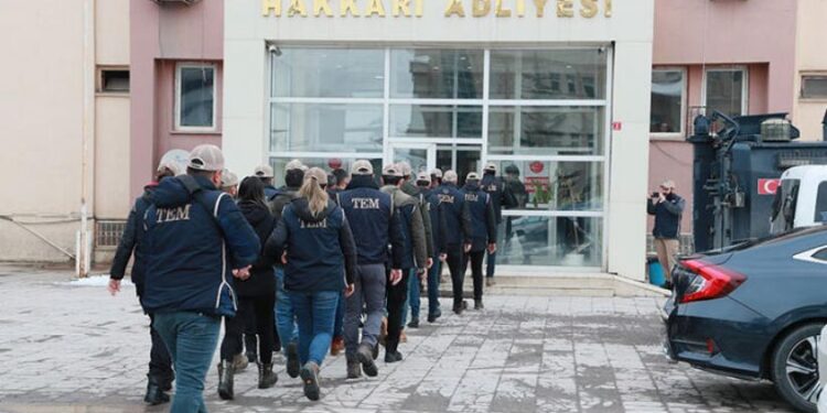 Hakkari'de ev baskınları