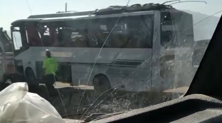 Van'da göçmenleri taşıyan otobüs kaza yaptı