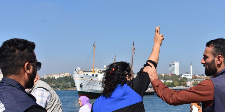 Kadıköy'de İmralı tecridine karşı düzenlenen eyleme polis saldırdı