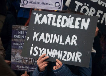 "Katledilen Kadınlar İsyanımızdır" dövizi