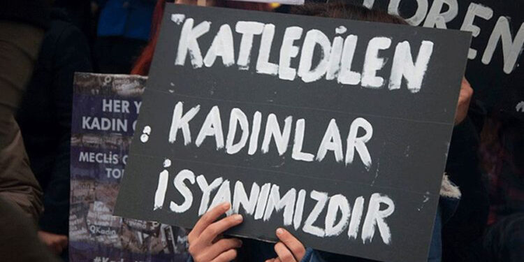 "Katledilen Kadınlar İsyanımızdır" dövizi