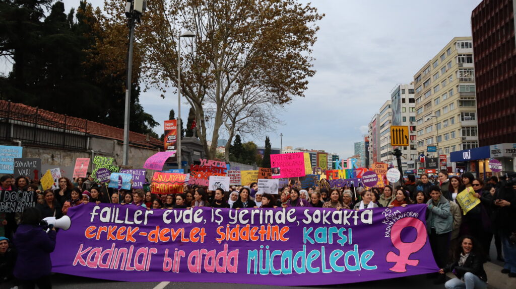 Kadınlar 25 Kasım'da Mecidiyeköy'deydi