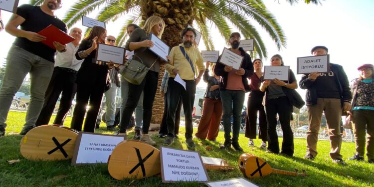 Sanatçılardan İBB önünde protesto