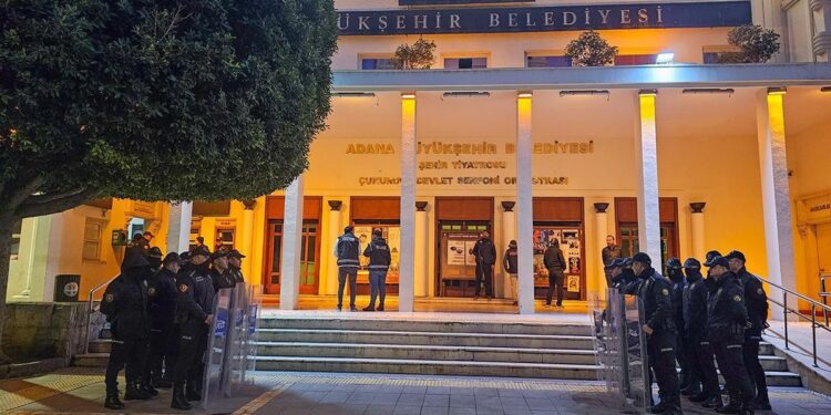 Adana Büyükşehir Belediyesi'ne "rüşvet" operasyonu