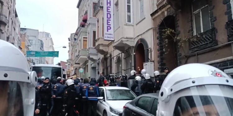 Gözaltında işkenceye tepki göstermek için yapılmak istenen açıklamaya polis saldırdı