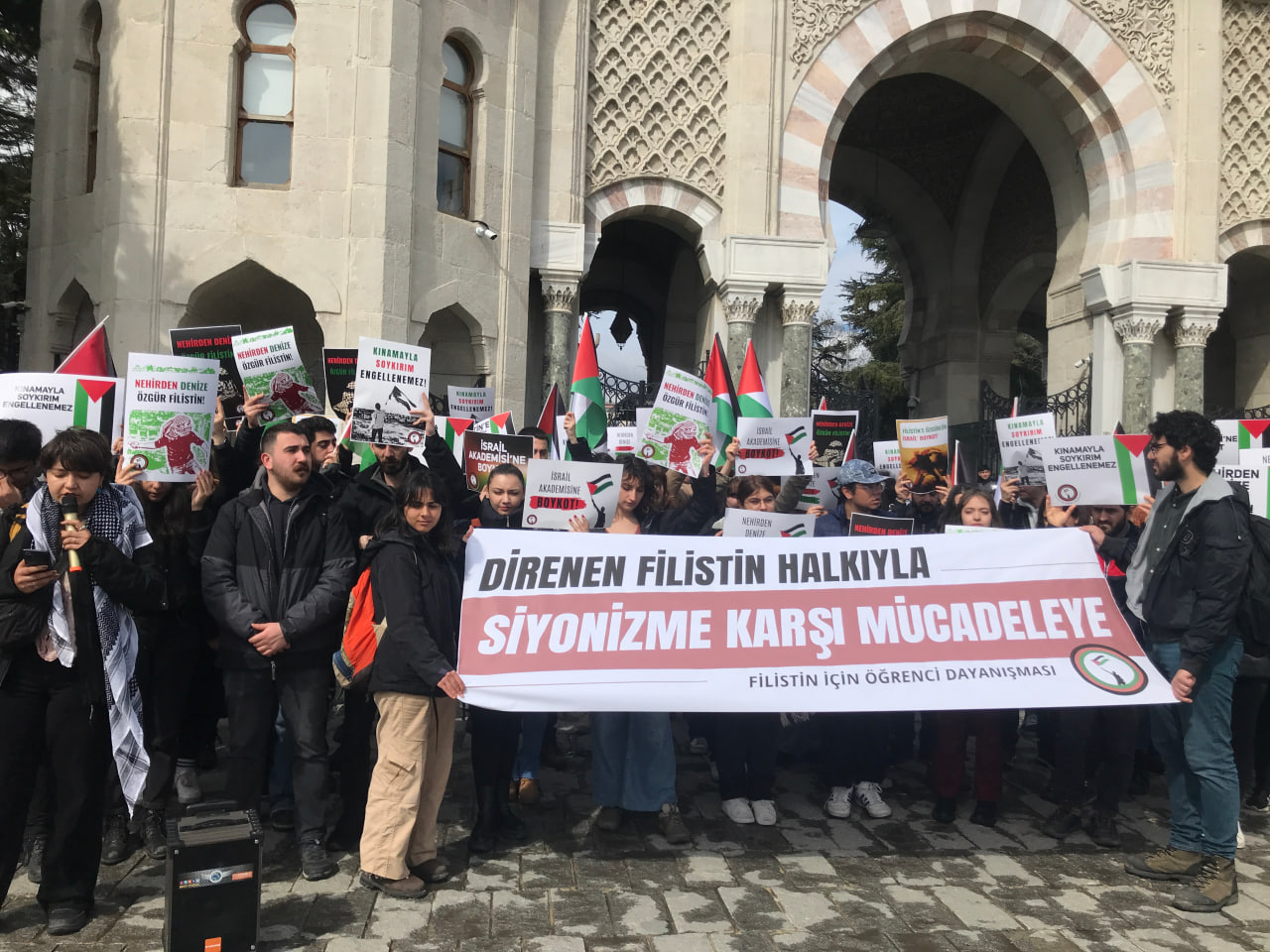 Filistin İçin Öğrenci Dayanışması'ndan Beyazıt'ta eylem