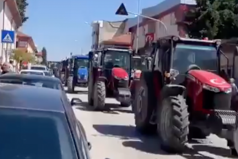 Çiftçiler su zammını protesto etti